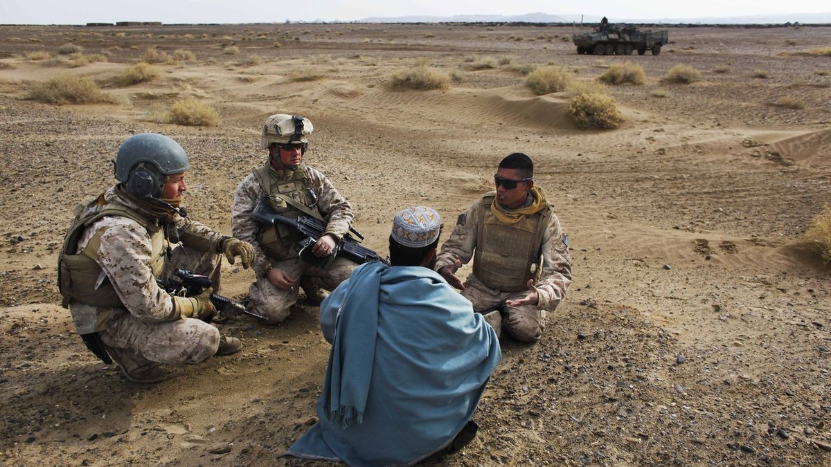 USA a Británie posílají do Kábulu vojáky, aby pomohli s evakuací ambasád